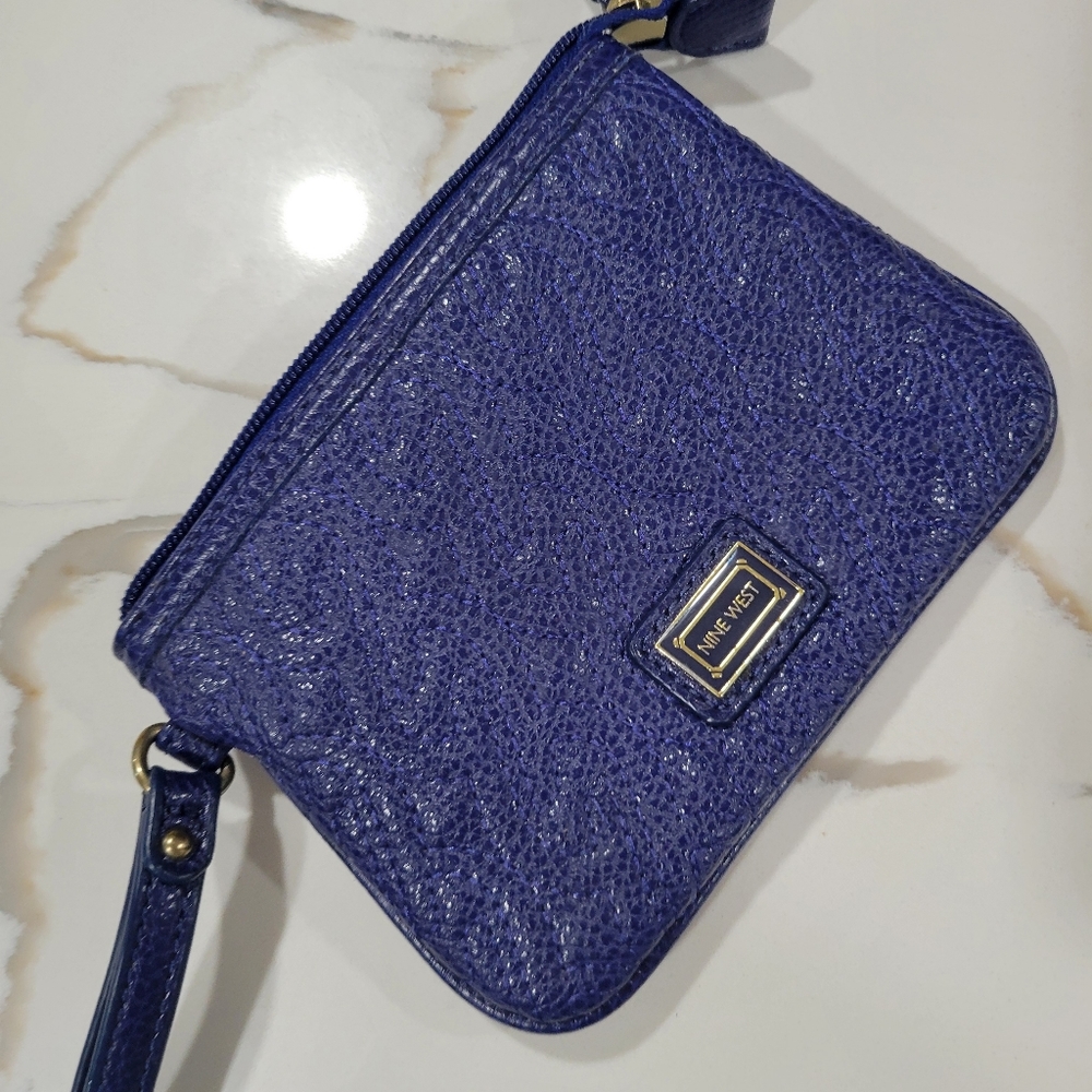 🎉 5 for $25 - Nine West faux leather wristlet